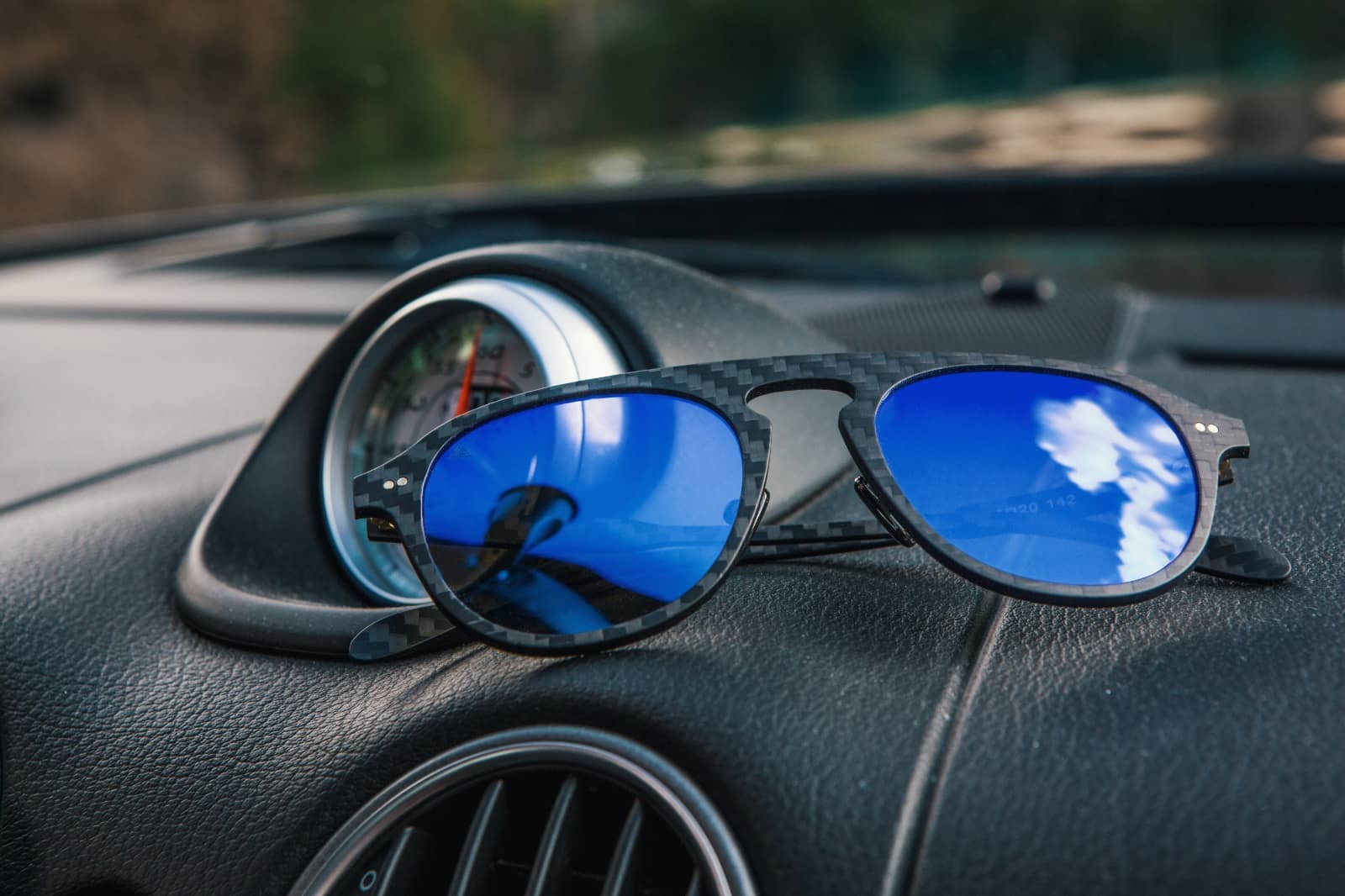 Estas son las gafas de sol, filtro y color de la lente, que la DGT  recomienda para conducir